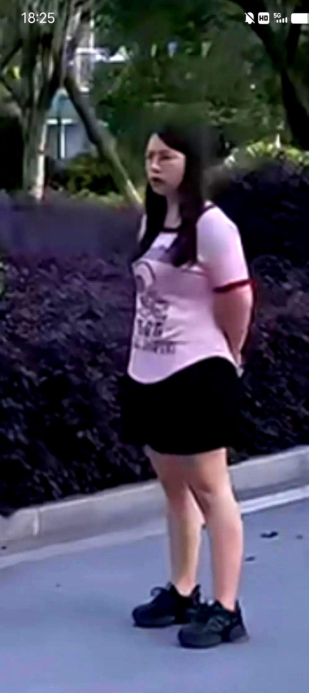 痛心，离婚三年，夫妻再见已成陌生人，丈夫和妻子在路上隅遇，妻子想开口说话，丈夫耷
