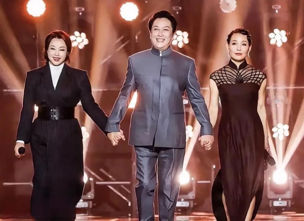 唐国强拉着刘晓庆、陈冲的手，脸上荡漾着幸福的笑容。这三位明星，曾是我们这些60后