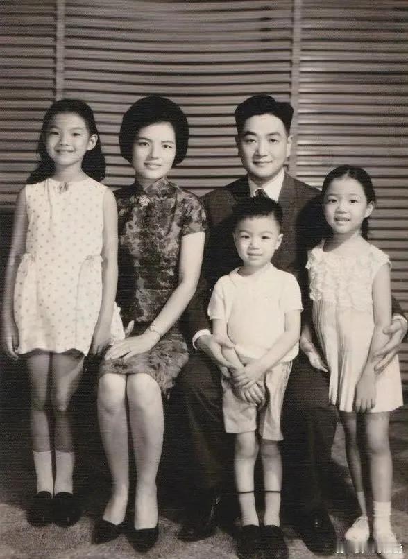 林婉珍19岁嫁给平鑫涛，后一起创办皇冠出版社，出钱出力，琼瑶把《窗外》投稿给皇冠