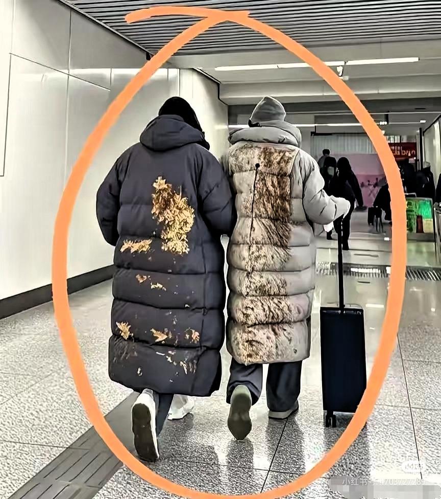 活了大半辈子，
还真没见过这么“奇葩”的！
在地铁站，瞧见两人羽绒服后背那一大片