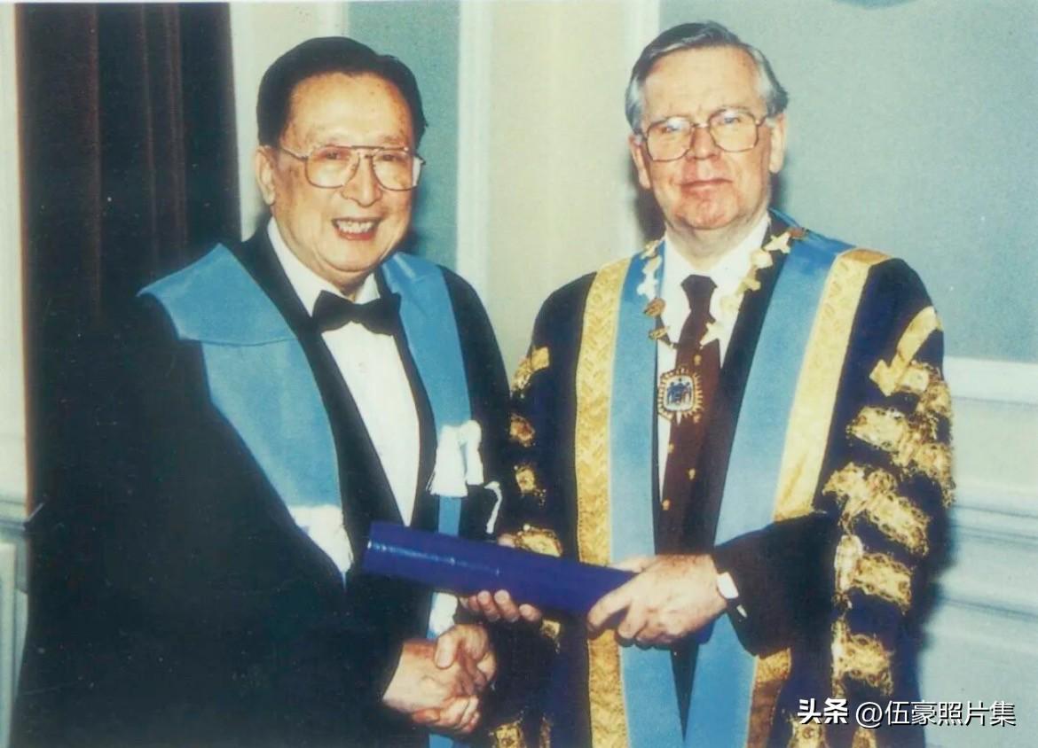 1996年，吴阶平因其卓越的学术贡献和国际影响力，被英国爱丁堡皇家外科医师学院授