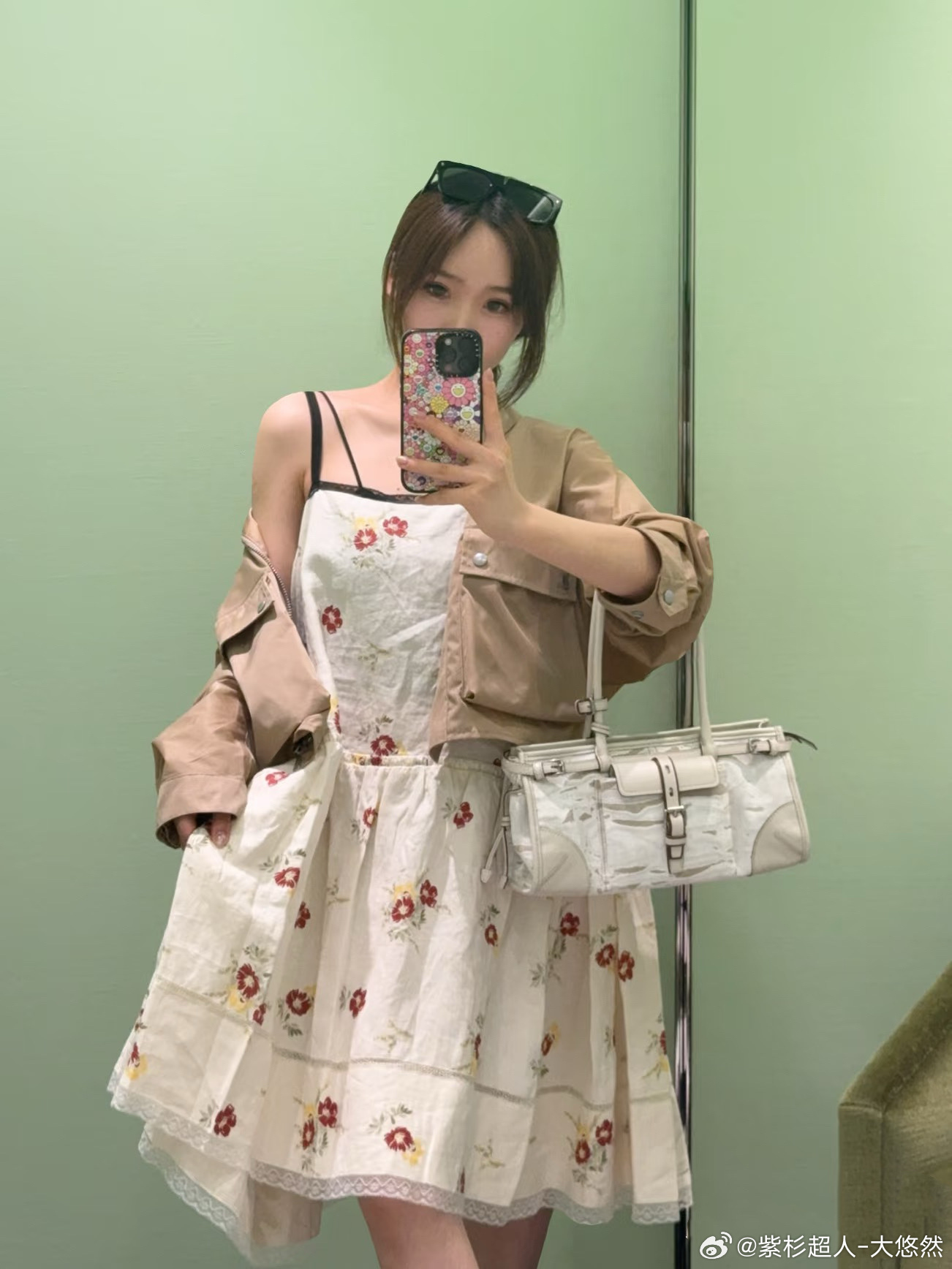 PRA**碎花吊带裙，红黄碎花+黑色吊带+蕾丝花边，柔美又浪漫✨。收腰设计修饰身