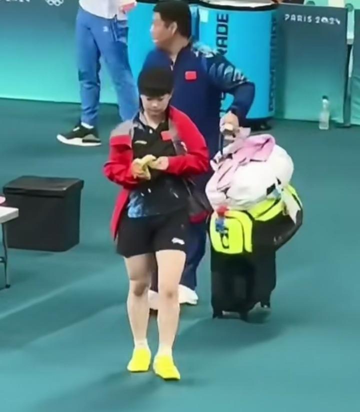 邱贻可对孙颖莎的宠，比亲爹还上心！邱导对莎莎的老父亲式操心，把偏爱写满日常，俩人