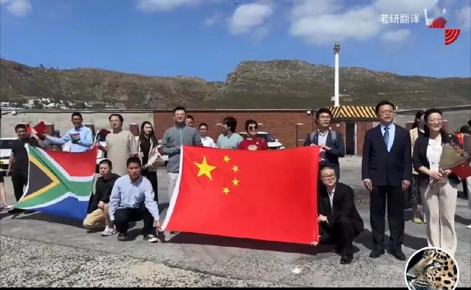 选择的地点很恰当，在南非好望角，维护贸易主航道。

时间是以前定好的，可正赶上特