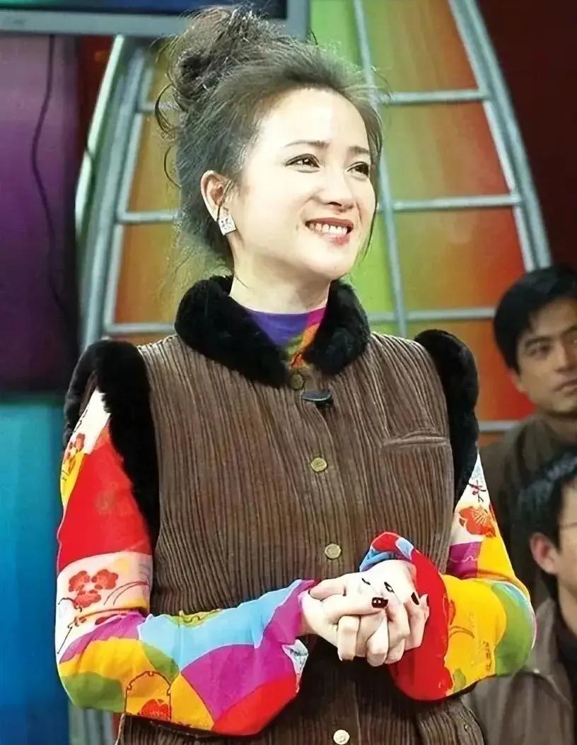 何晴的儿子发文了，透露三个信息，为父亲继母着想，好懂事。

何晴的颜值真无可挑剔