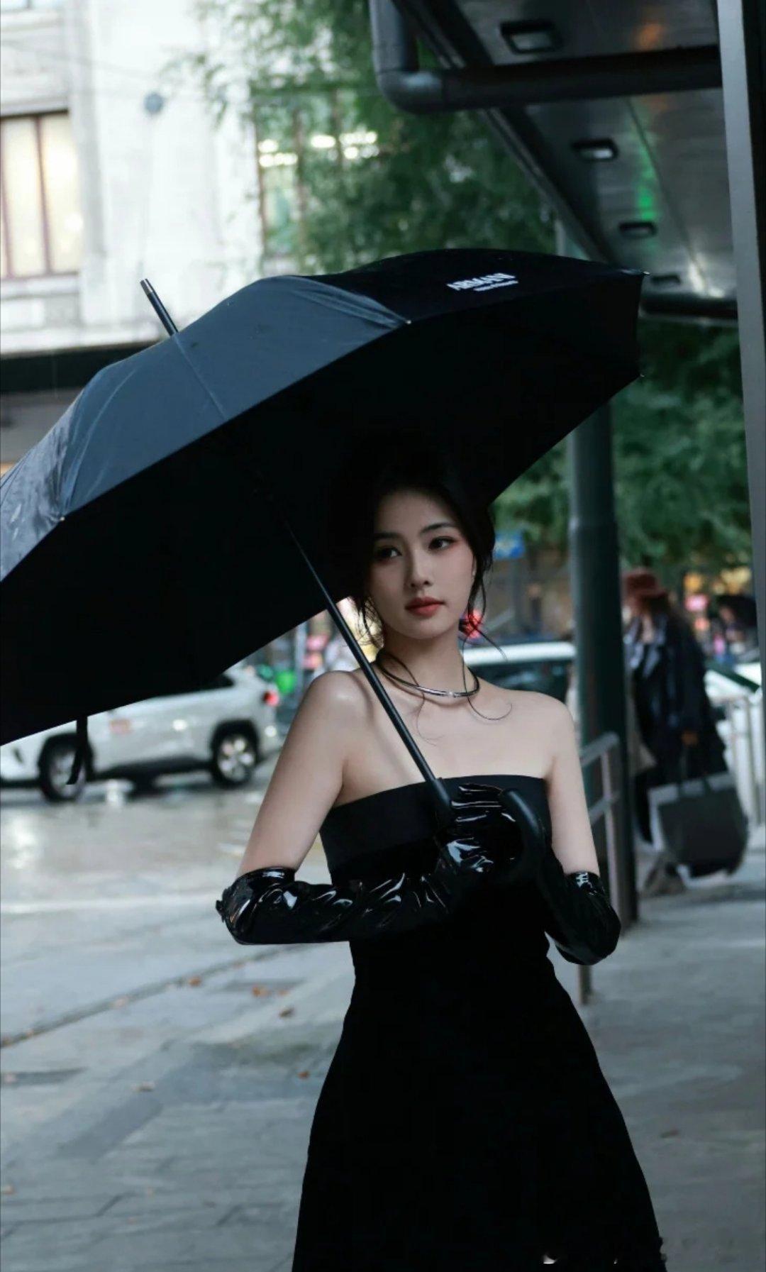 白鹿米兰时装周怎么美成这样，米兰街头高贵的黑天鹅，黑色礼服+撑伞优雅又大气，鹿姐