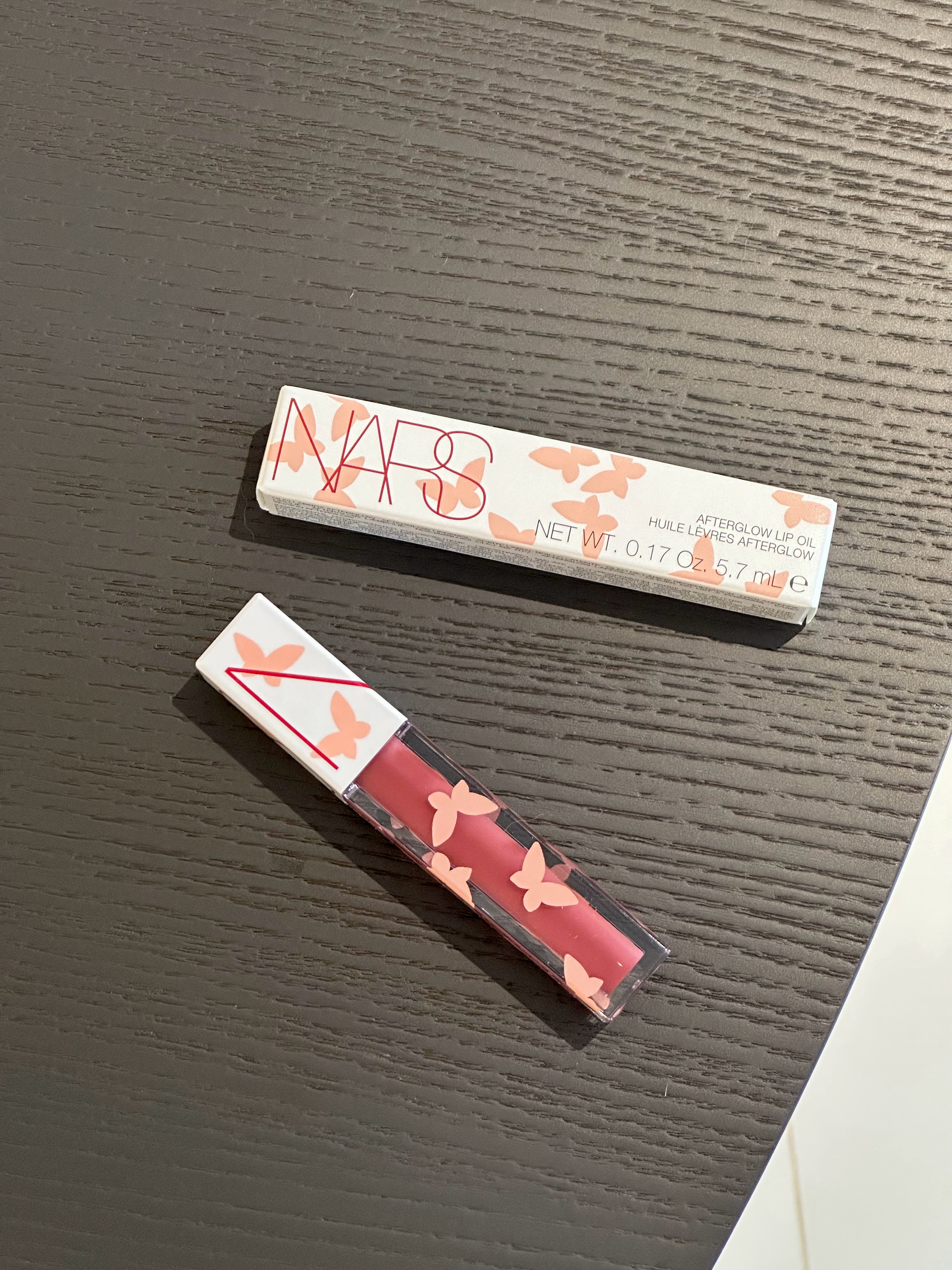 给和我一样唇色比较深的姐妹安利一支唇釉NARS的蝴蝶效应限定，507号色唇露👀