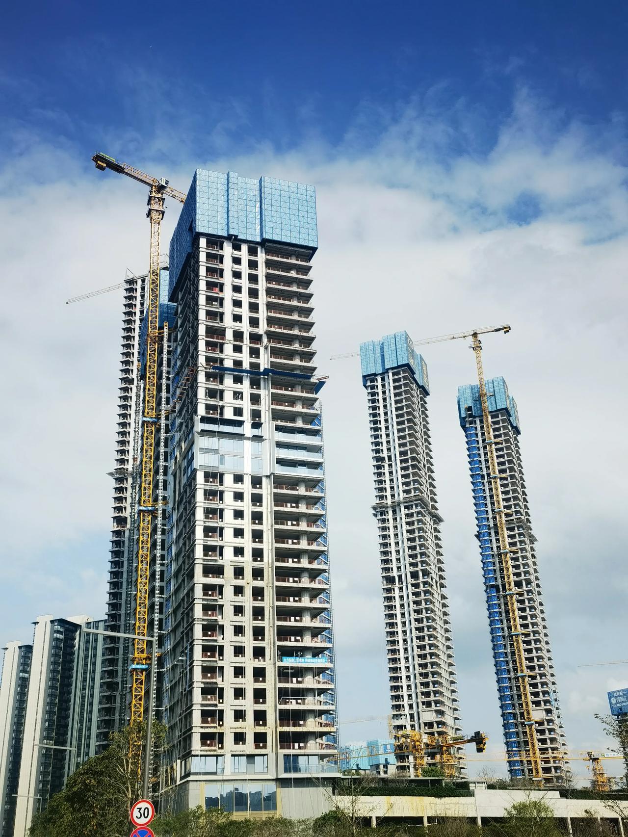 东莞房价降了但南城房价仍然5万+。中心区只有一个，东莞CBD只有一个，核心地段房