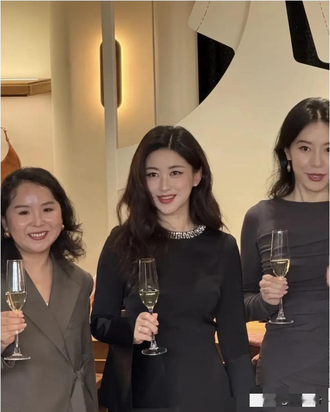 实话实说
朱珠确实比旁边两个漂亮许多