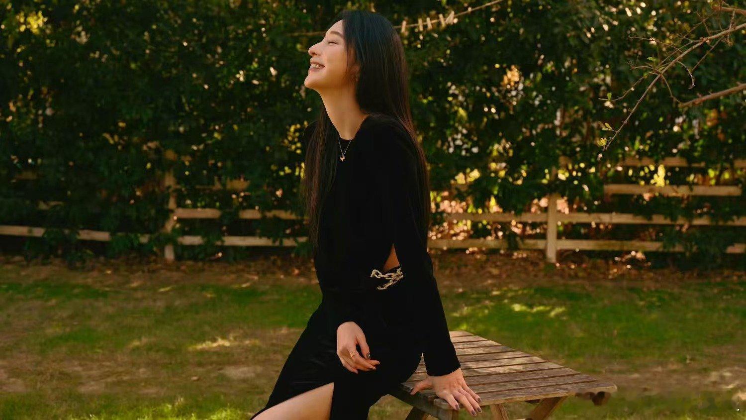 张俪 森林里的黑天鹅 张俪这身黑裙真的很惊艳，不是那种一眼就惊艳的夸张，而是慢慢