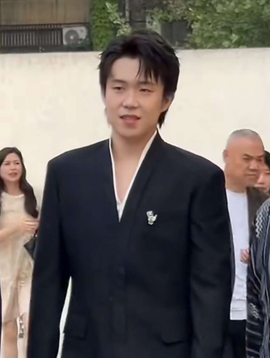 王楚钦不打球的时候长这样哈哈哈，都叫人大头，但这脑袋也不太大啊，倒是这气质，看着