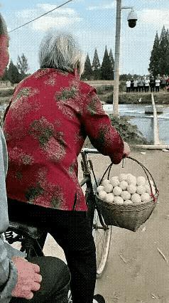 没法看了啊？
打乱了正常思维，超出了人们的想象，神乎其神无中生有，人人会飞个个会