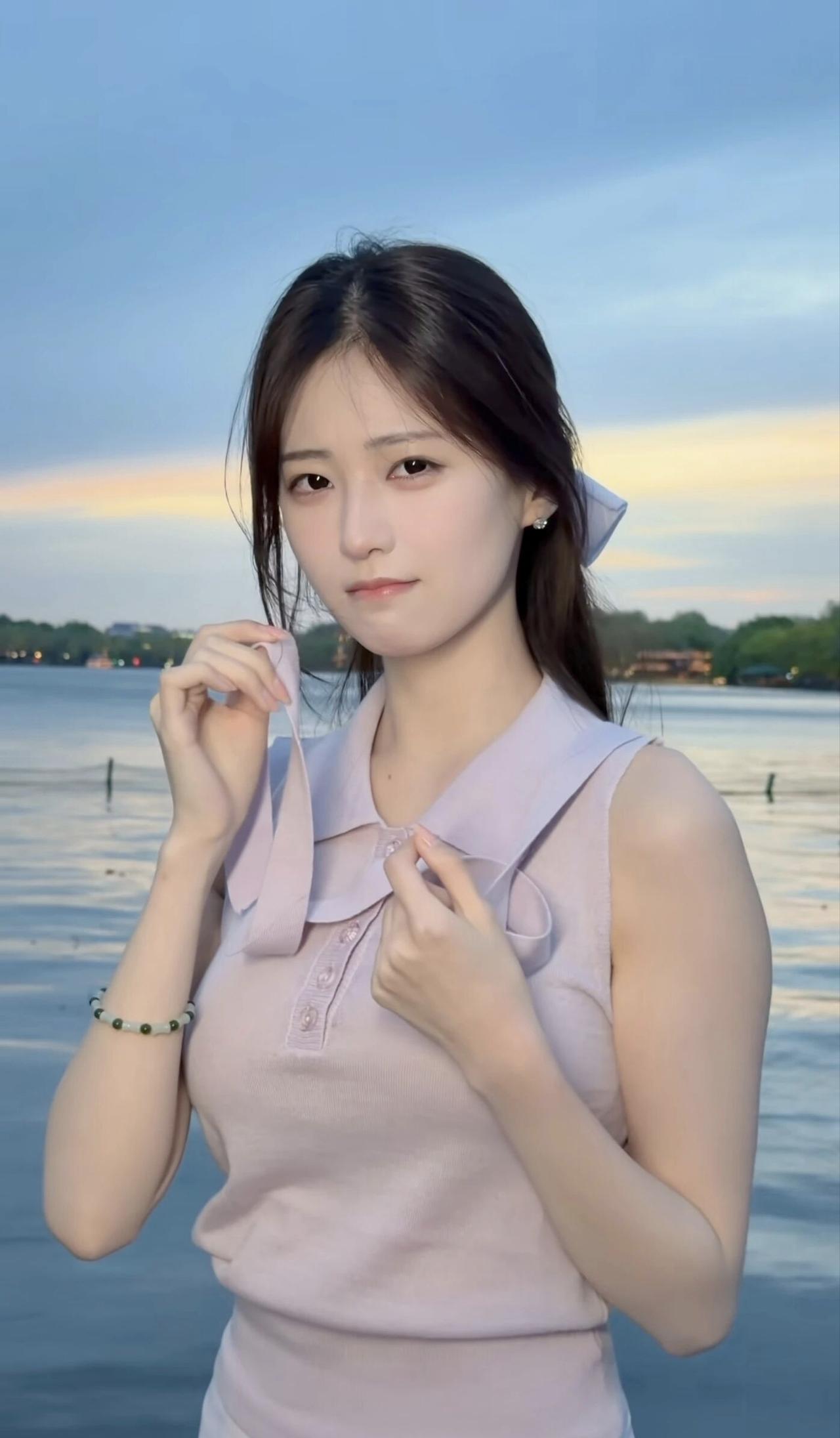 夏日湖畔少女，温柔浅笑，微风轻拂发梢。