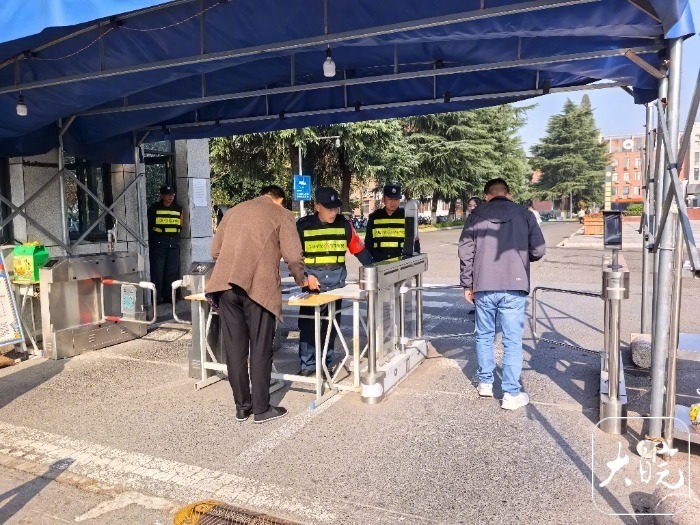 【】时值初冬，金叶满园，皖西学院里的银杏大道再次迎来最佳观赏期。鉴于广大师生及市