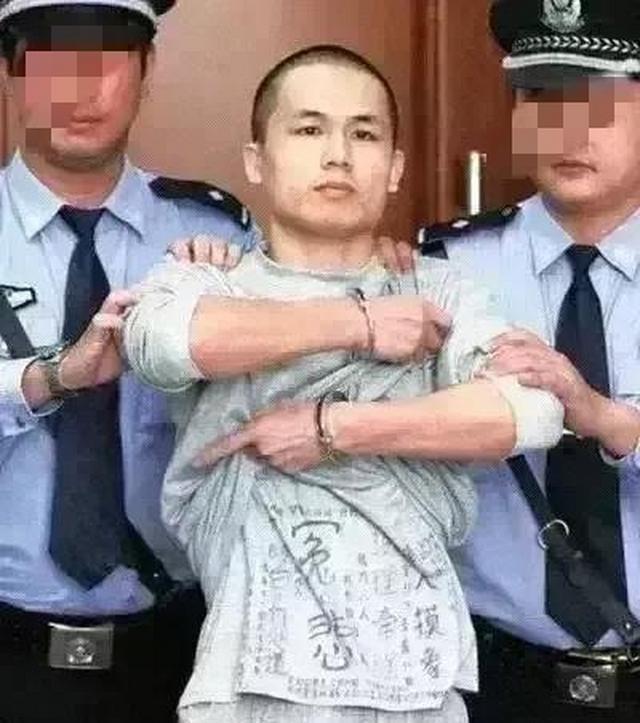 2013年，深圳市一民警李才坤被判死刑，在面对记者镜头时，他突然伸出被拷住的双手