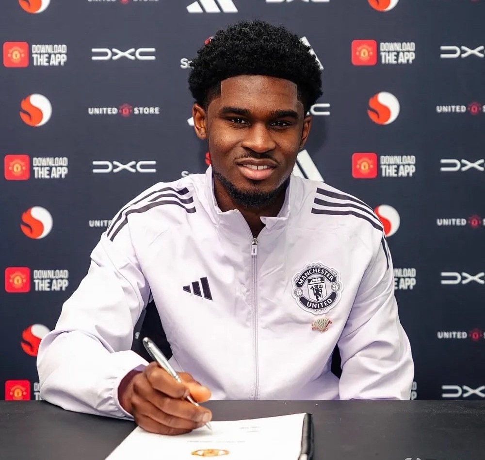 曼联官方宣布，与19岁的青训后卫杰丹·卡马森完成续约，新合同到2028年，并附带