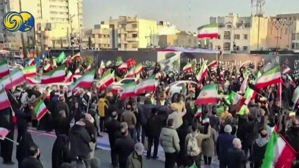 凤凰新闻【伊朗多地民众上街集会，支持政府】据凤凰卫视报道，在伊朗首都德黑兰，大批