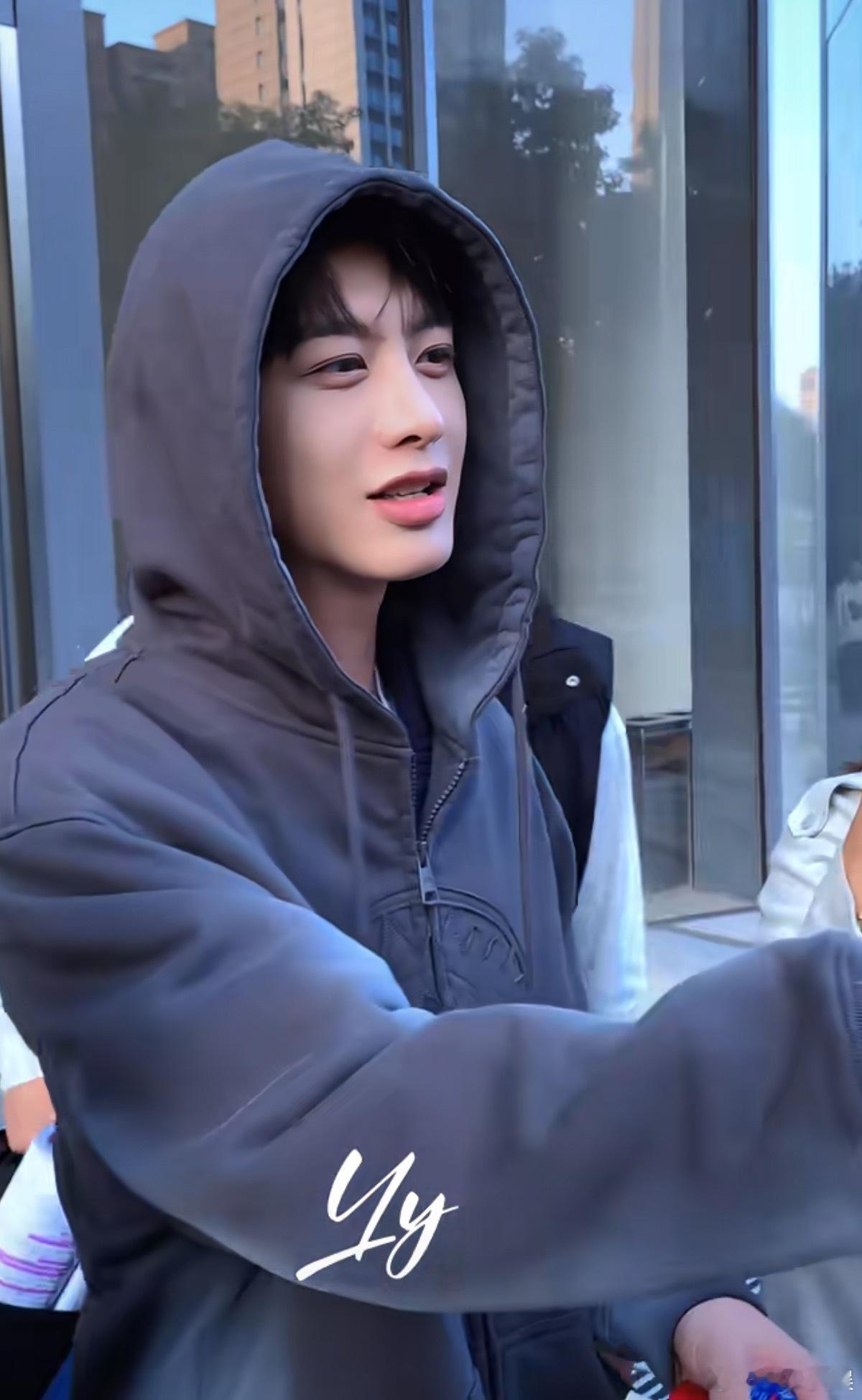 这个何健麒怎么长的跟男大一模一样呢 