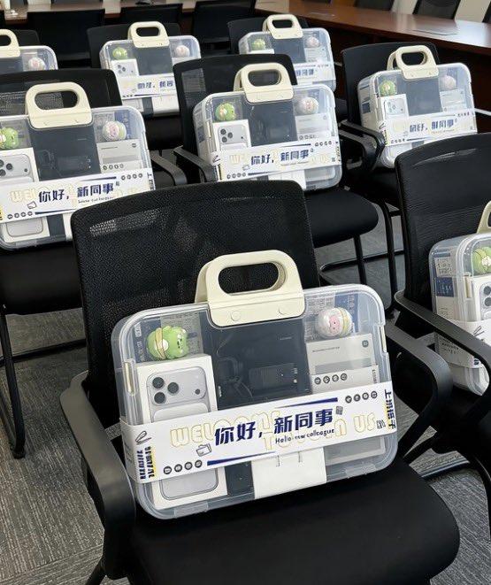 深圳某家AI公司给新员工的伴手礼

有顶配 iPhone 17

羡慕死了