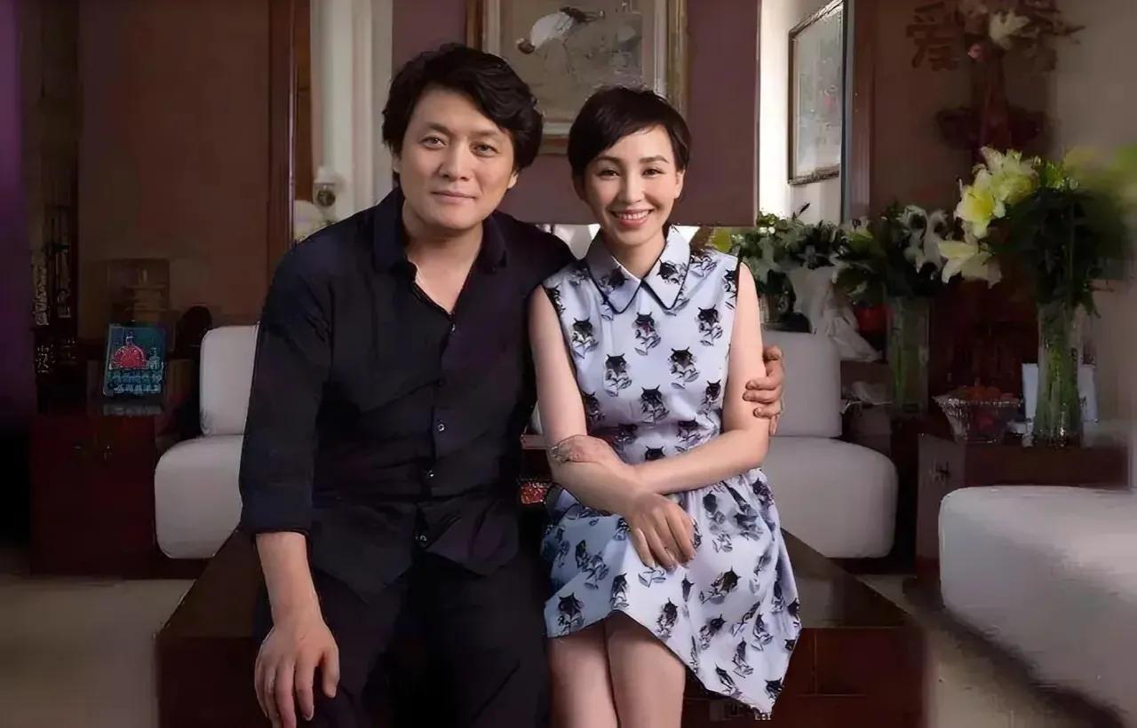 主持人问岳丽娜:“你家的家务都是你做吧？”岳丽娜说:“我洗衣服可以，做饭肯定不行