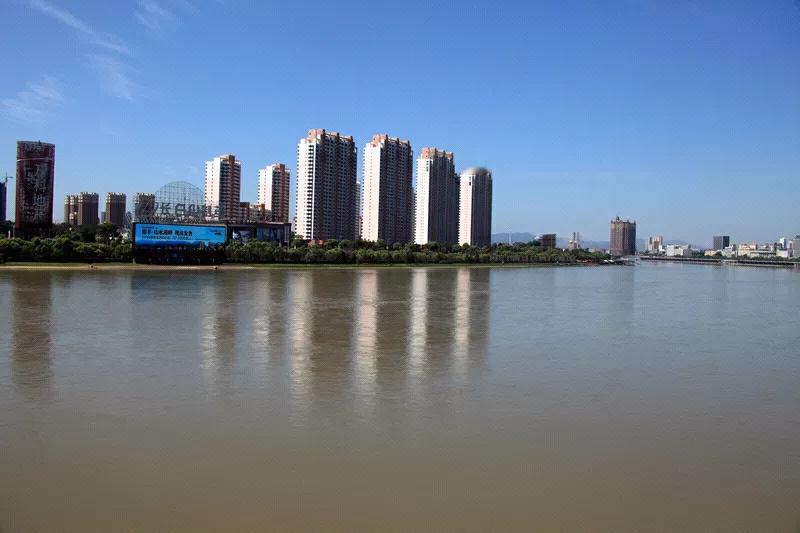 华南干旱民忧忧，短时大雨情更遭。旱涝交替灾更重，风调雨均方算好！