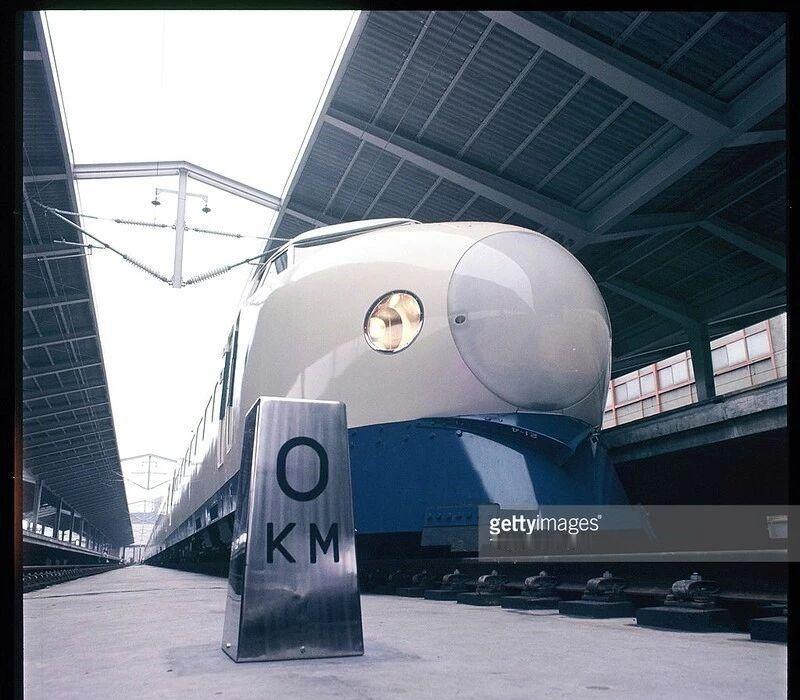 日本火车的技术停滞很严重呀：1964年日本的新干线列车的照片，和今天几乎一模一样