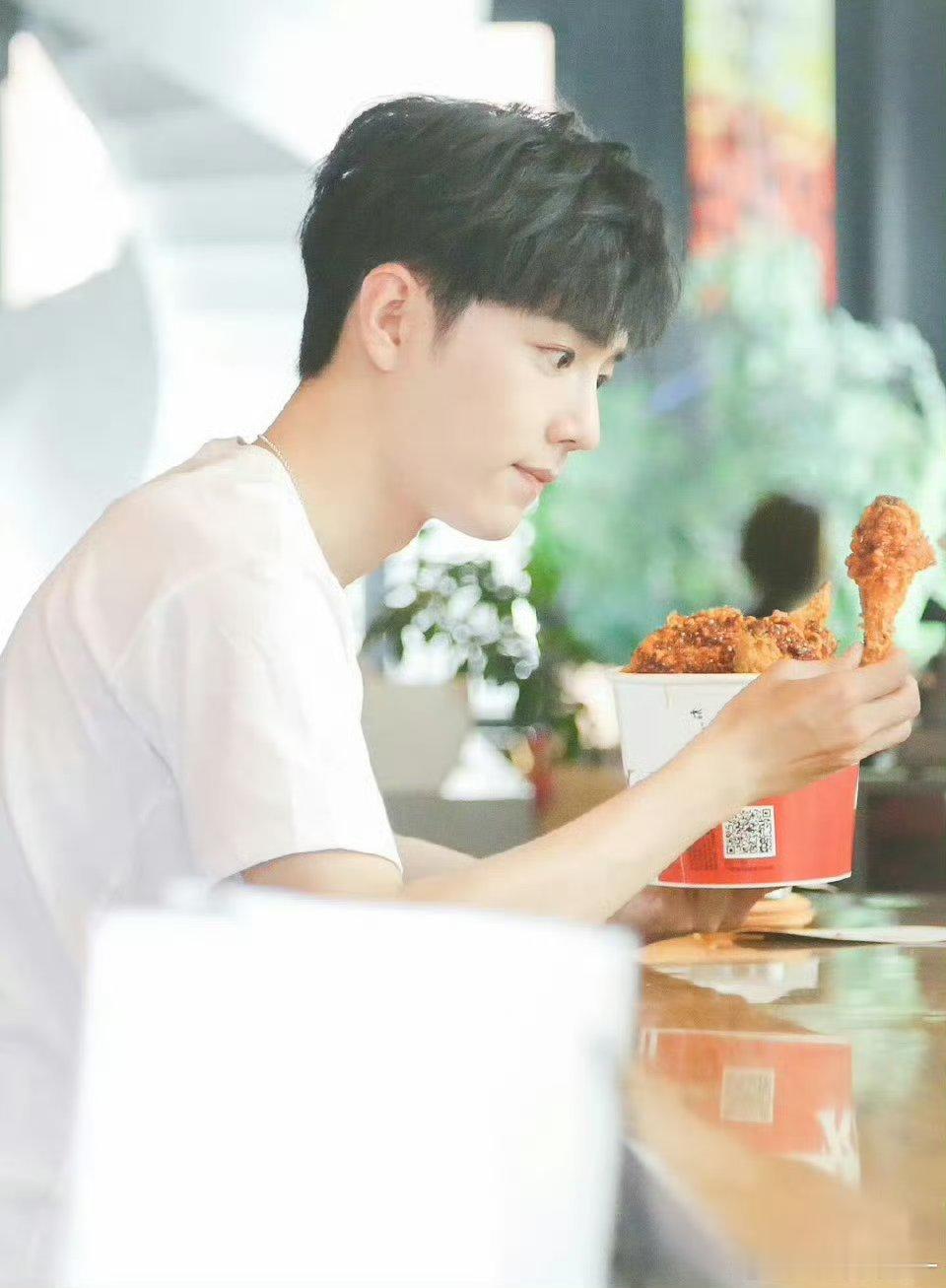 肖战拍的时候被炸鸡腿馋到了 又不能吃🥺 