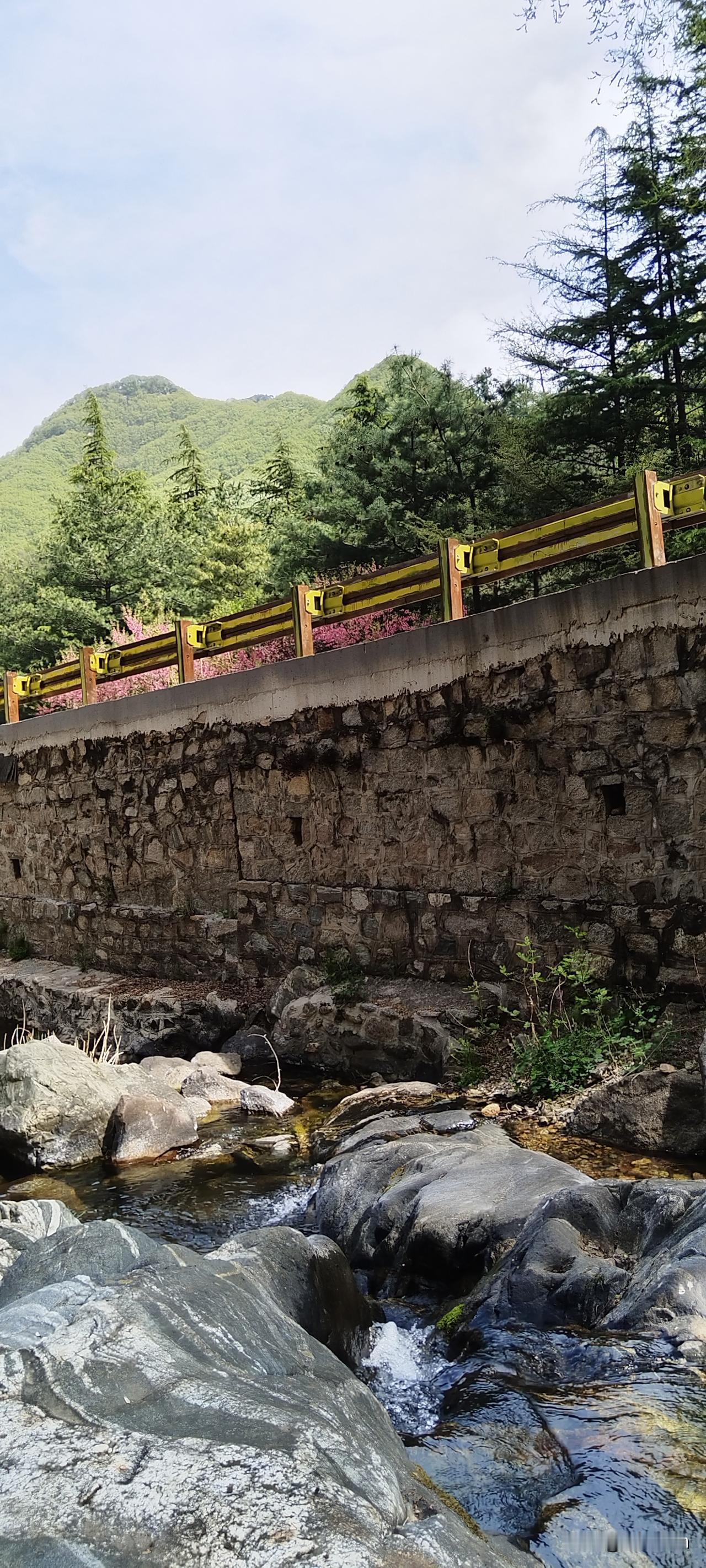 去打卡吧！泰山彩石溪免门票啦！
实景比手机拍出来好看多了。这个季节去彩石溪正好，