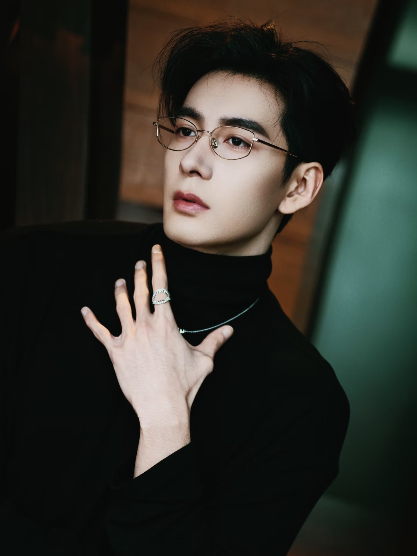 网友票选出最适合戴金丝眼镜的男明星：TOP9 陈飞宇TOP8 闫桉TOP7 周柯