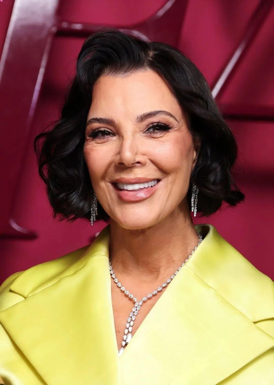 69岁的 Kris Jenner 高清无美颜状态引发关注。虽然是全妆加打光后，但