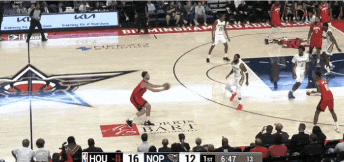 我也涨球了！小史密斯开局连得11分！
在今天NBA季前赛火箭对阵鹈鹕的首节比赛中