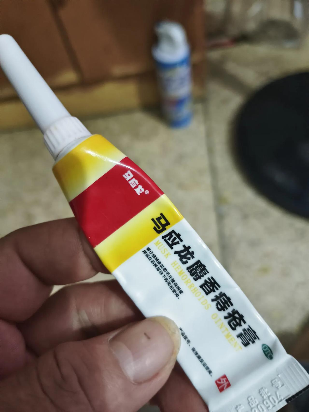 老公的痔疮又犯了，还挺严重的，菊花肿的老大，而且还疼的钻心，解大便纸巾上还有血液