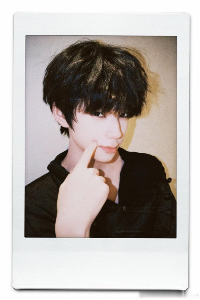 王橹杰戳脸照王橹杰黑衣戳脸 王橹杰戳脸照，黑衣好帅吧 