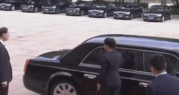 中非合作论坛峰会上的中国女保镖和男保镖，的确是英姿飒爽，气宇轩昂！在台阶下欢迎各