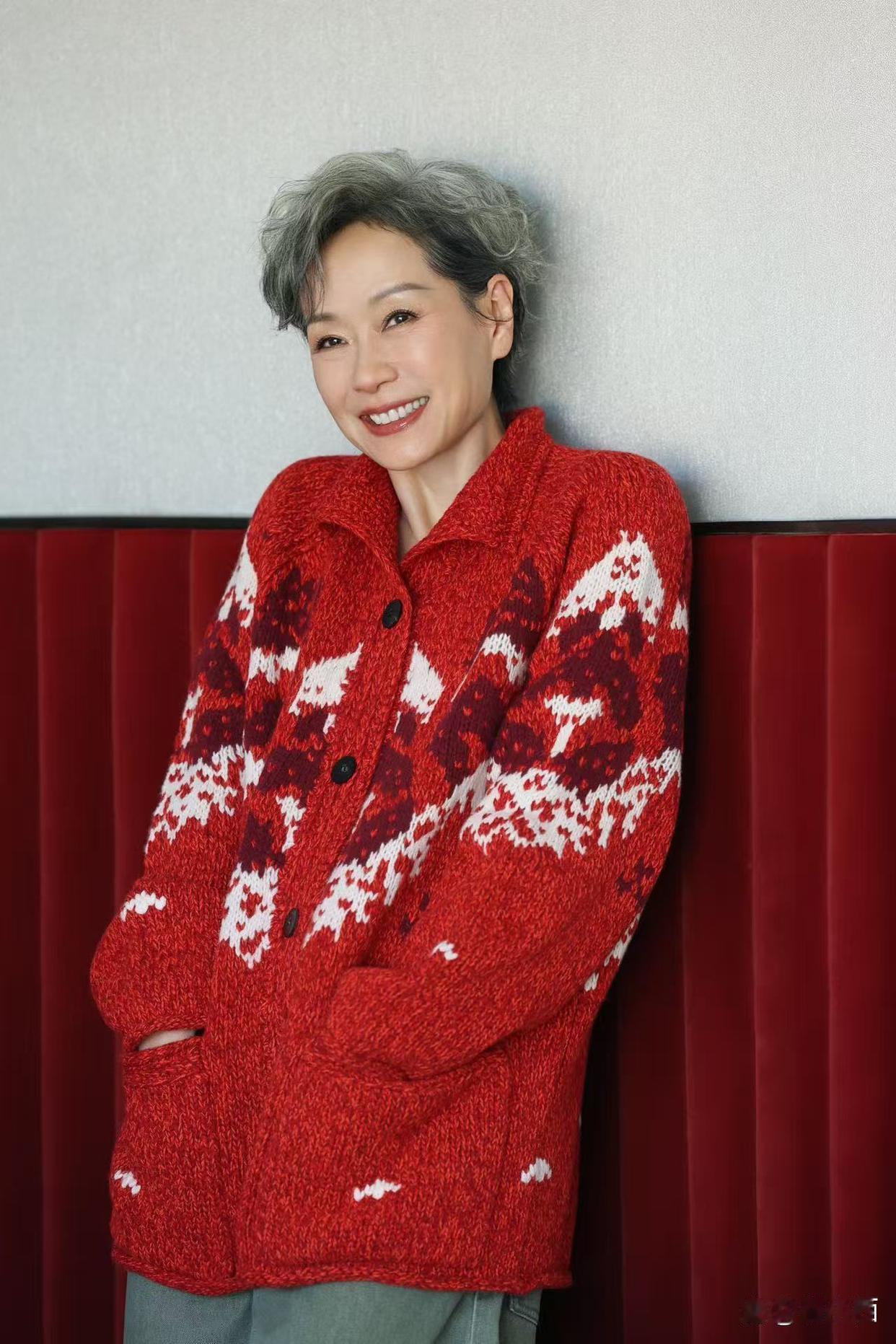 被叶童的“老年穿搭”惊艳了！红色提花毛衣+阔腿裤+短靴，时髦吸睛又高级！ 