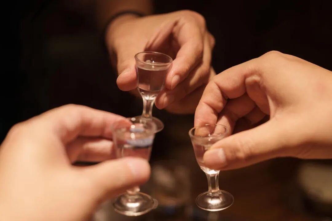 男子聚餐后酒驾出事死亡，6名同事被判赔22万，法院：未饮酒者也担责
 男子闫某与