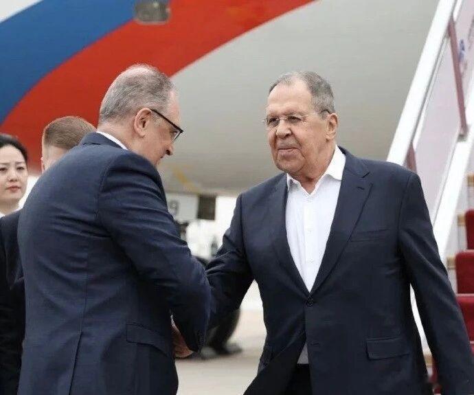 美国在战争中的怂态，导致“次级伤害”层出不穷 昨天，俄罗斯外长拉夫罗夫到咱家来了