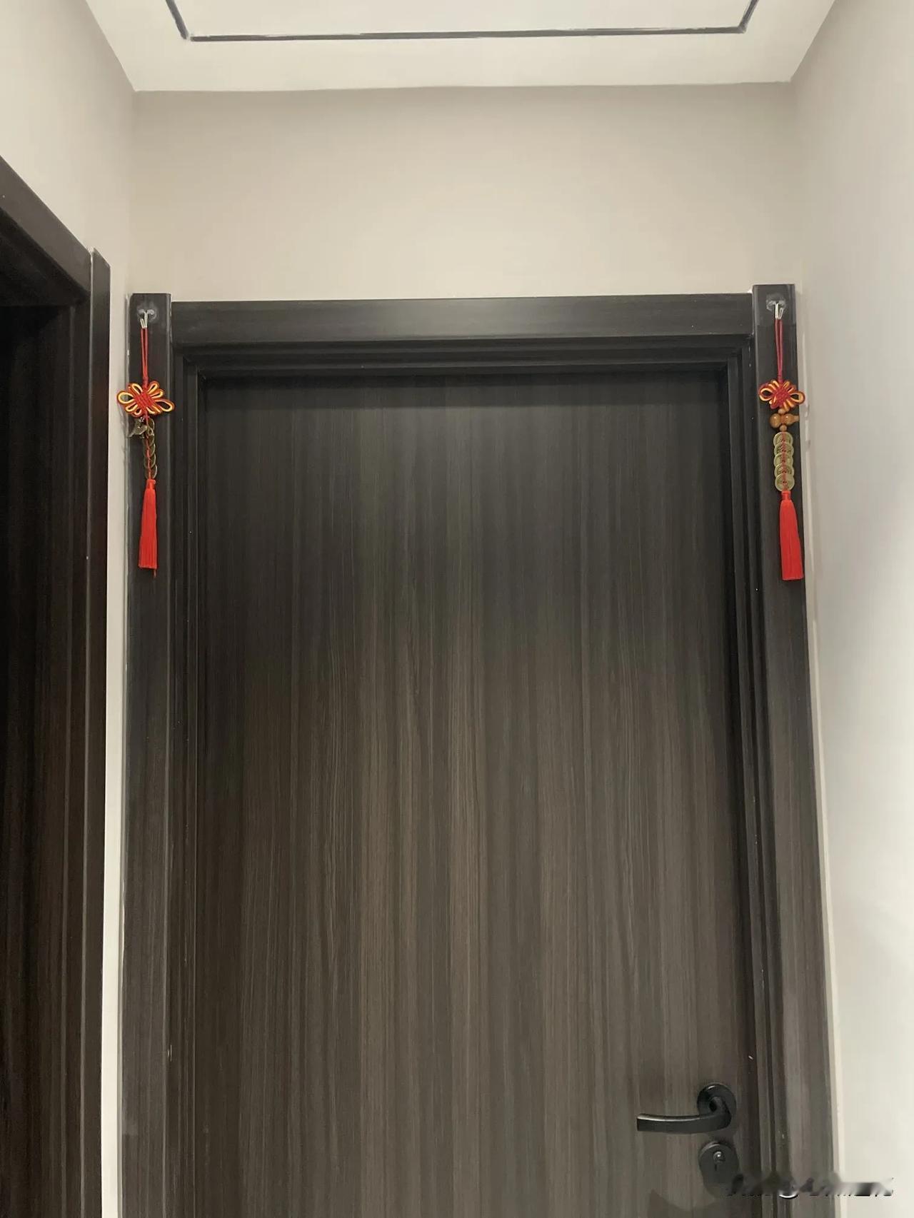 我家对门邻居家大门外两侧各挂了一个葫芦铜钱挂件已经有两年了，直到上个月我无意刷到