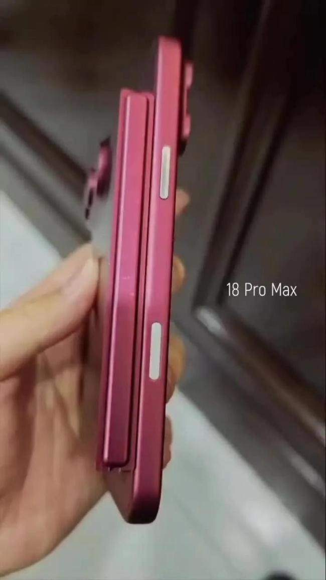 三款新机机模曝光，外观基本定调。改动主要集中在镜头布局、边框弧度与机身厚度，整体