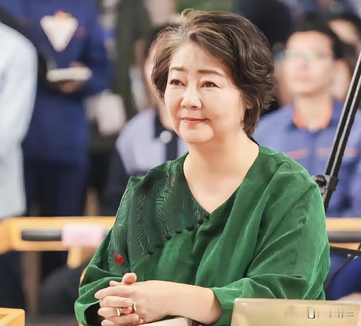 萨日娜，演技精湛，
饰演的角色母亲形象居多
深受大家的喜爱，
人是挺漂亮的，也很