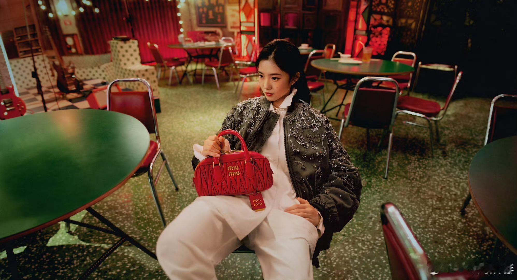 刘浩存2025新年开门红  刘浩存新年红港风大片 刘浩存不仅颜值高，演技也是杠杠