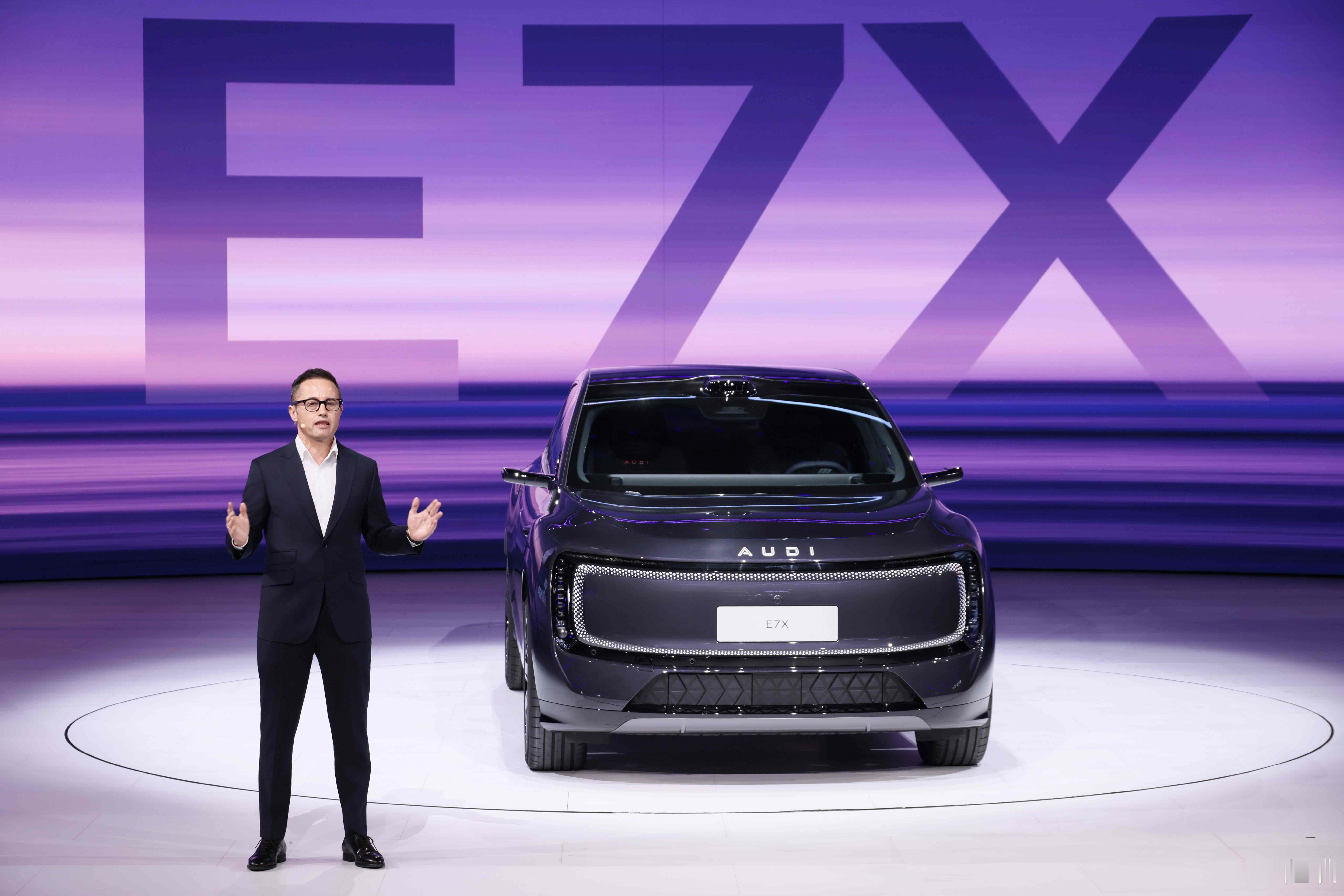 AUDI品牌首款大型豪华纯电SUV——奥迪E7X正式登场，预计2026年上半年上