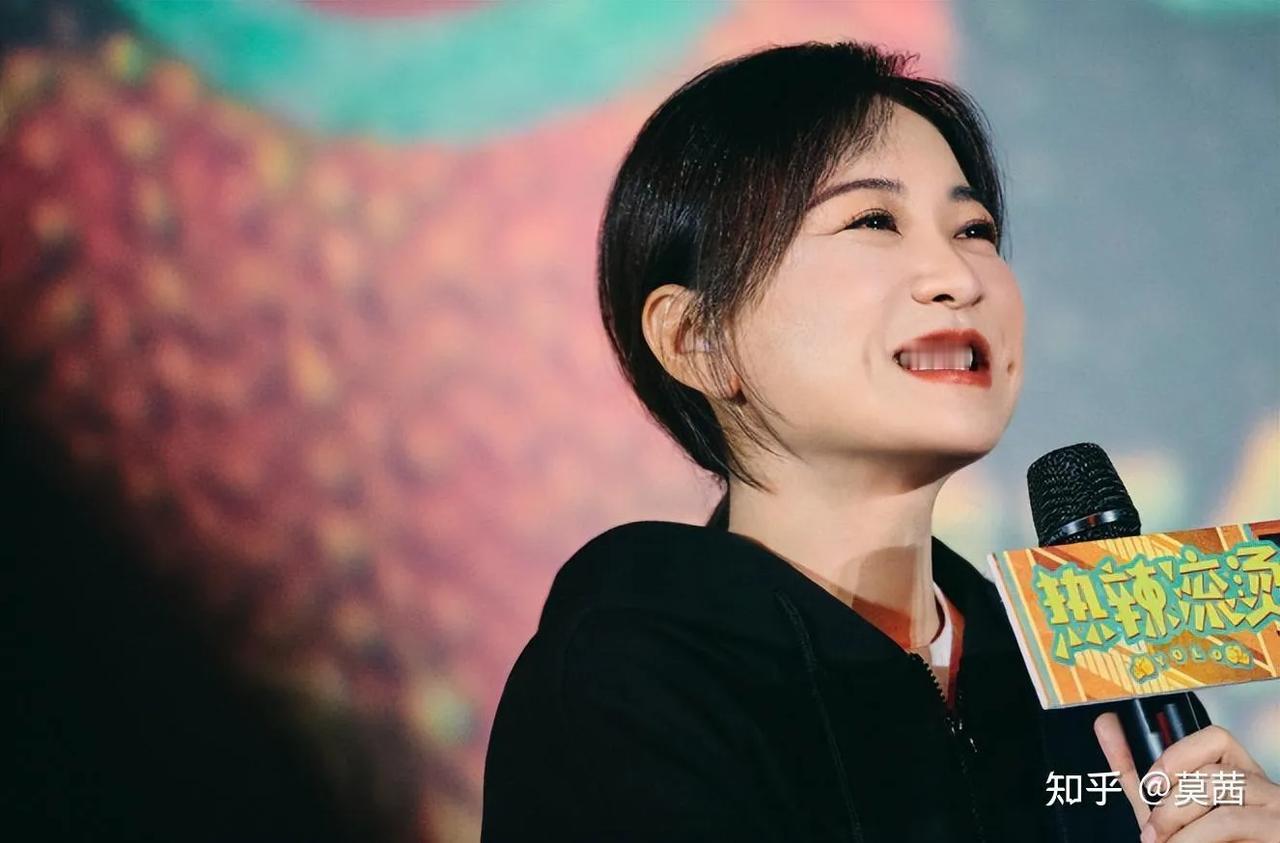 贾玲"单飞"，其实早有预兆。从相声到喜剧，再到影视的跨界尝试，以及商业价值的飙升