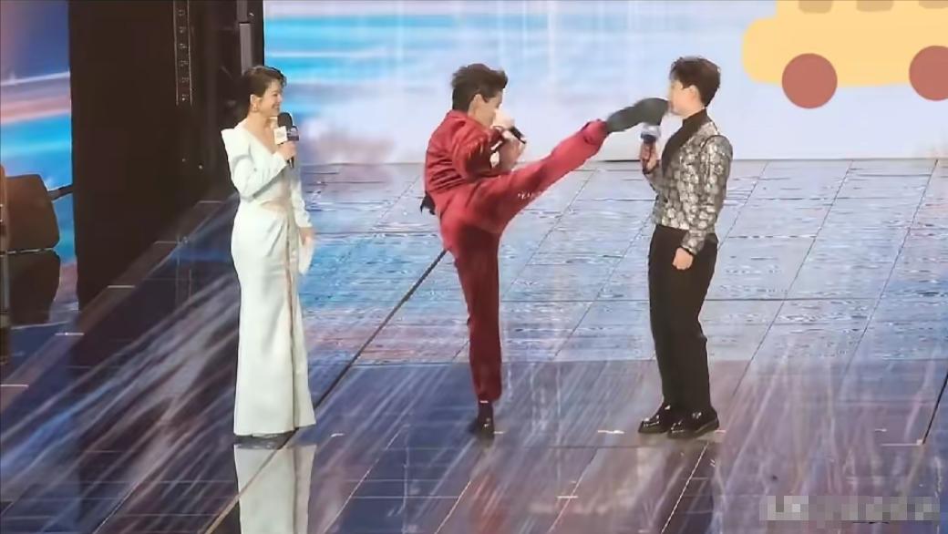 向佐，郑重道歉！
 
3月11日，向佐突然冲上了热搜，这一次他严肃道歉，字里行间