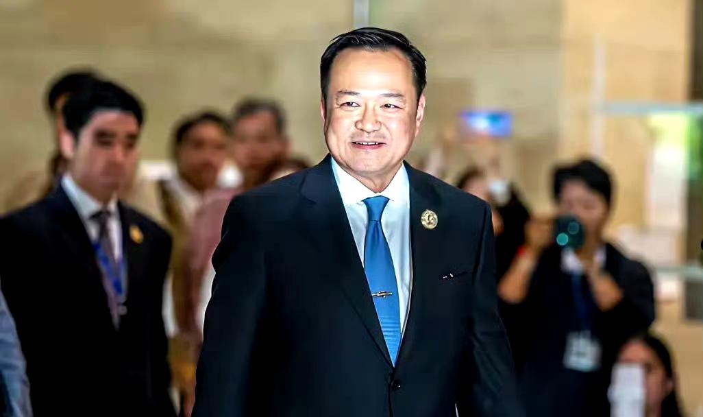 泰国总理说，柬埔寨若想停战，就必须停火撤军，并全面遵守和约，以示真正诚意。
他还