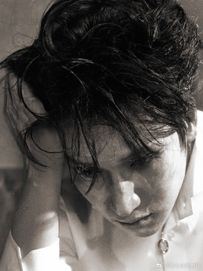 严浩翔把面粉当散粉用严浩翔怎么在脸上抹面粉一袭白纱勾勒出独特气质，暗黑哥特风完美