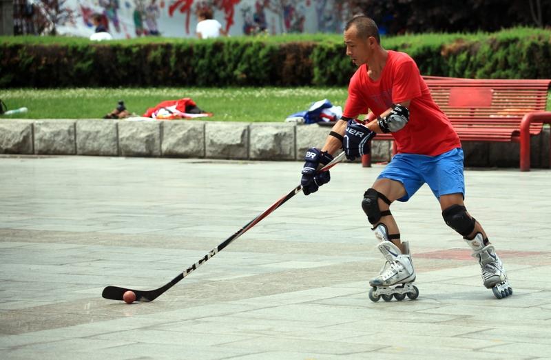 东北的冰雪运动群众基础那叫一个扎实。就说吉林市，冰球运动历史能追溯到上世纪50年