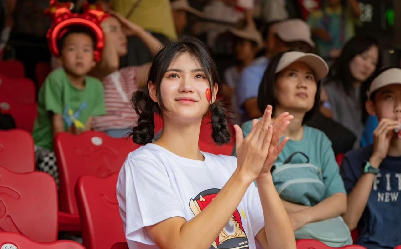 田径女神夏思凝，人气太旺！
比赛现场惊现夏思凝的身影，她是到现场为队友加油！逆天
