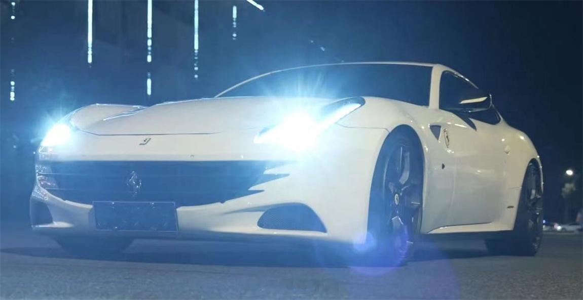 老客户寄售 法拉利 FF 白外/棕内2011年12月上牌，跑了40000公里新车