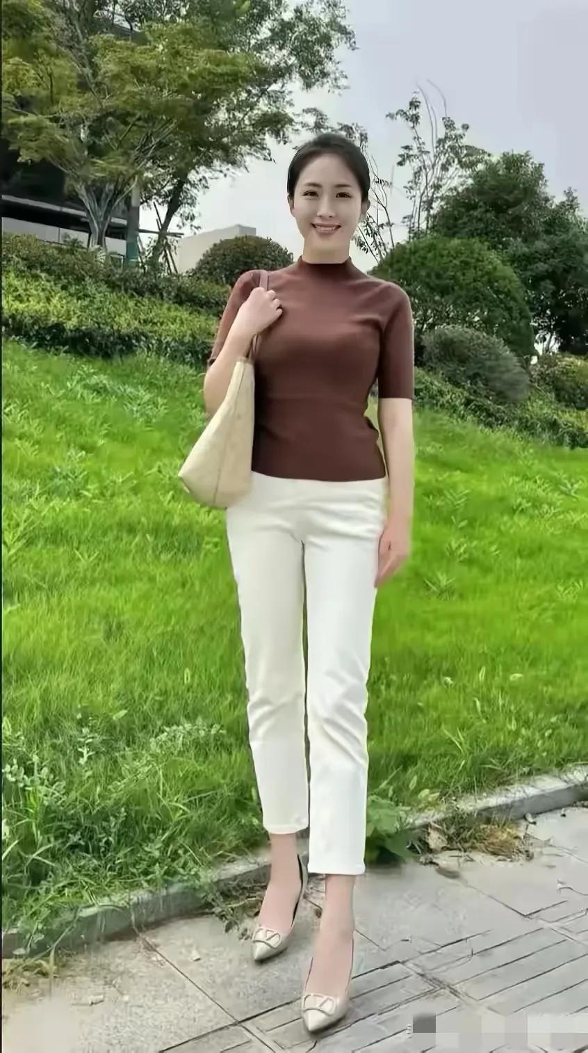#街拍# 秋日午后散步的高颜值美女大姐姐，背着心爱的小包，站在碧绿的草地旁，面对